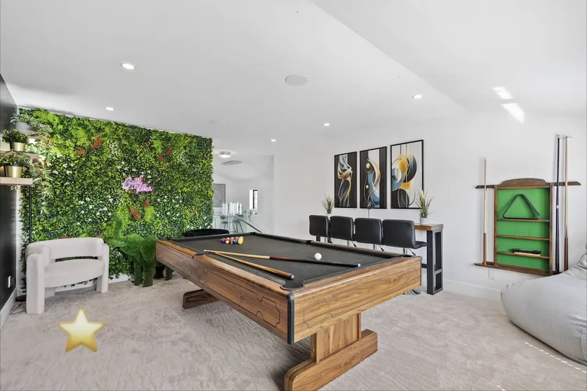 *The BIG House* |Large Hot Tub| Palm Trees|Arcade! - Image 1