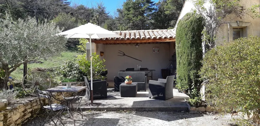 Mas de la Guillone In the countryside 5 km from Gordes - Image 1