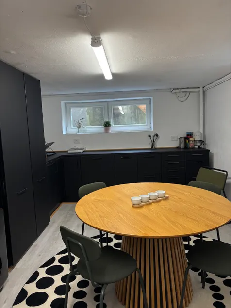 Basement apartment with private entrance - Image 1