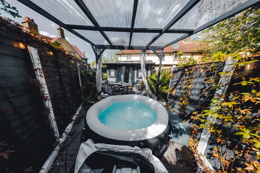 Unwind 2Bed with Garden, Sauna and Hot Tub - Image 1