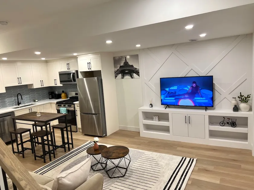Stylish 2 BDR Lower Suite - Glenbrook - Image 1