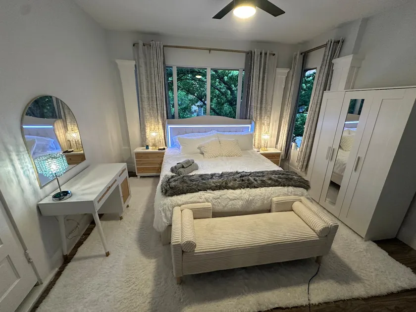 Walk to UT|100” TV|Massage Chair|King Beds|Themes - Image 1