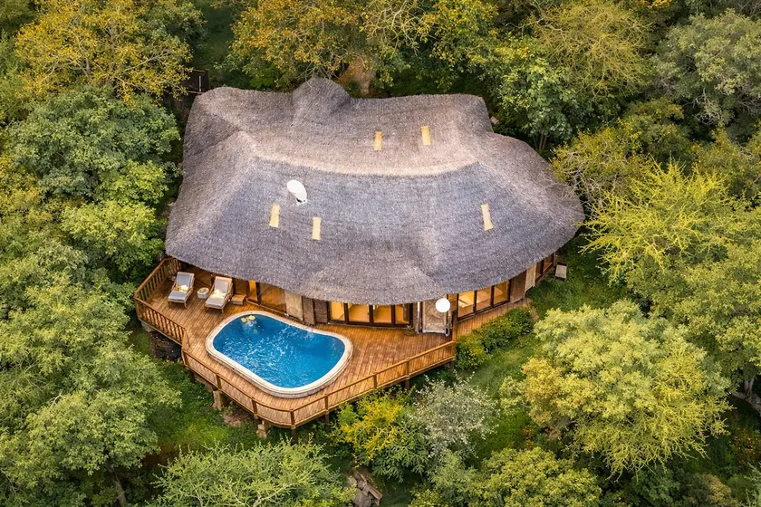 Majestic Villa w/ Pools & Outdoor Bar in Maanzoni - Image 1