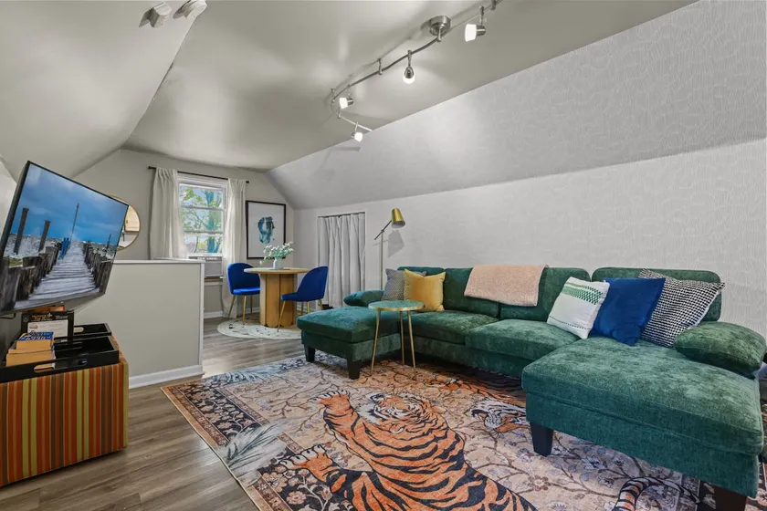 Charming 1 BD Retreat in NE - Image 1