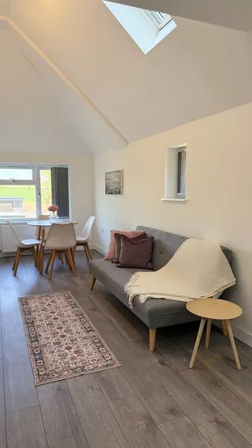 Modern 1BR Flat warm & welcoming, 1 Bed + Sofa bed - Image 1