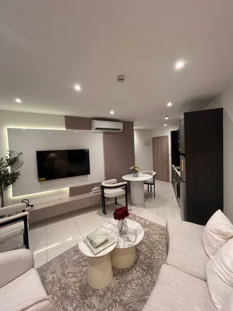 Luxurious 1Bedroom Entire Loxwood Apartment-W/Pool - Image 1