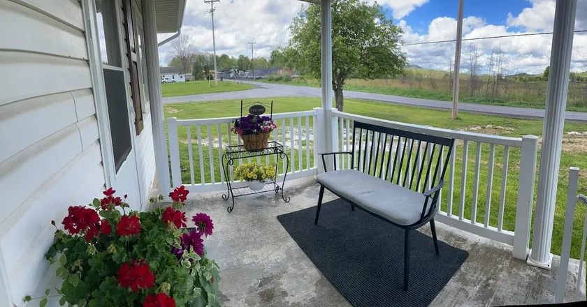 Sweet Country Bungalow -Sam Black / Crawley Area - Image 1