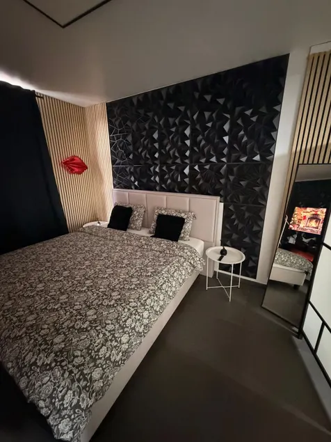 The Gold Wellness Suite: Sauna & Jacuzzi - Image 1
