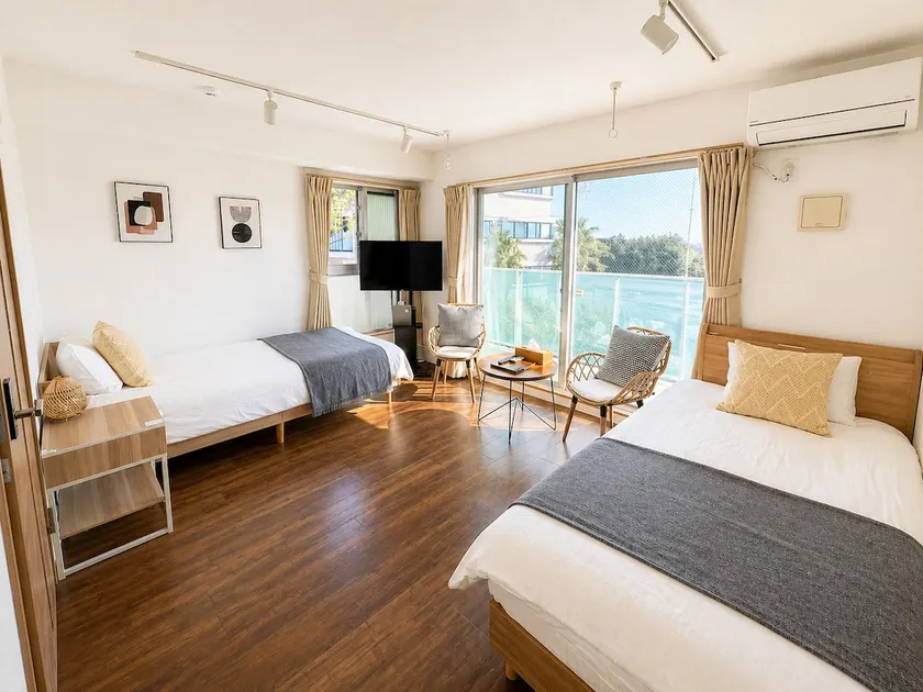 [302] View of Mt. Fuji from the balcony | 2 minutes to the beach | Twin room | Bathtub · Kitchen · Washing machine - Image 1