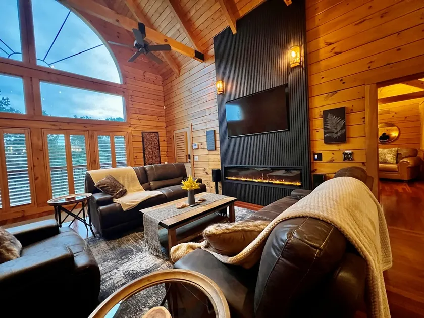 Secluded Nashville Luxury Lodge - Image 1