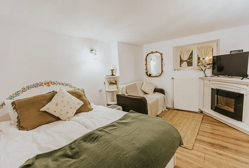 Republicii Rustic Apartament in Brașov City Center - Image 1