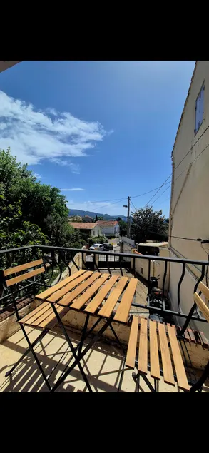 Maisonette with outdoor space, air conditioning, tram, metro nearby - Image 1