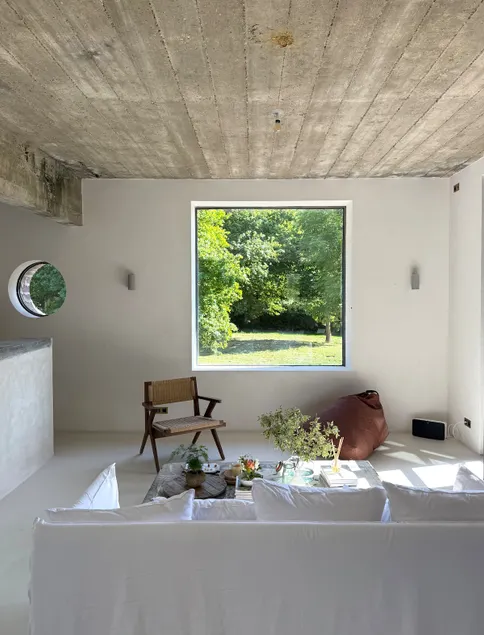 Architect-designed house with pool - Image 1