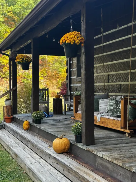 Lovey’s Cabin Retreat - Fall is in the air! - Image 1