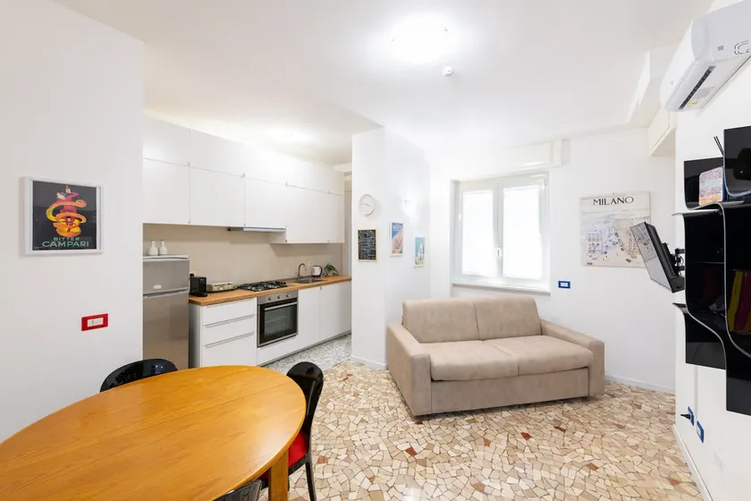 Metro M3 - 10 min Duomo - Cozy Apt W Balcony and AC - Image 1