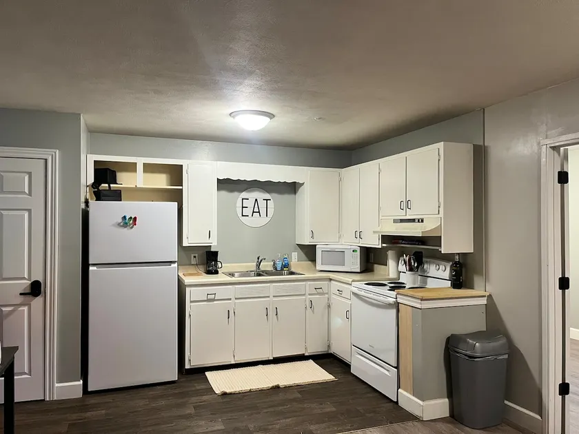 Cute, cozy, upstairs unit! - Image 1
