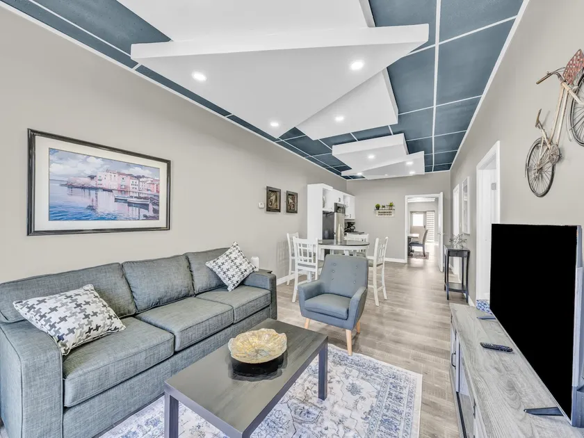 Modern 2-Bdr Retreat in Windsor| Stylish Comfort - Image 1