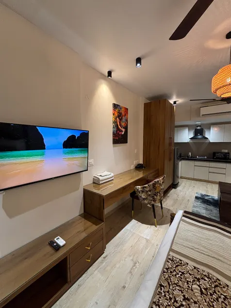 Plumex Élan Studio- 1BR with City Views/Pool/Gym - Image 1