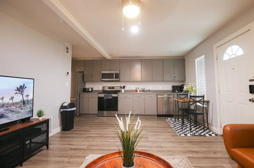 Nordic Style Apt Near Downtown Dallas Design Distr - Image 1