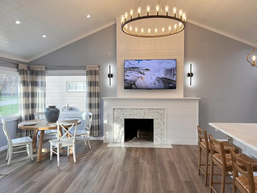NEW Lakeside Cottage with nearby beach! - Image 1