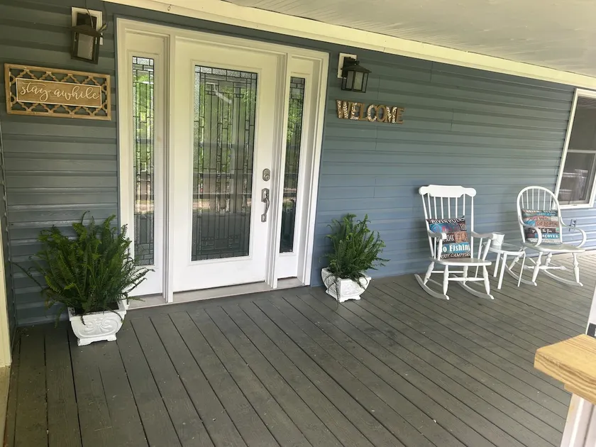 Spacious 5 Bedroom River Home in Hardy - Image 1