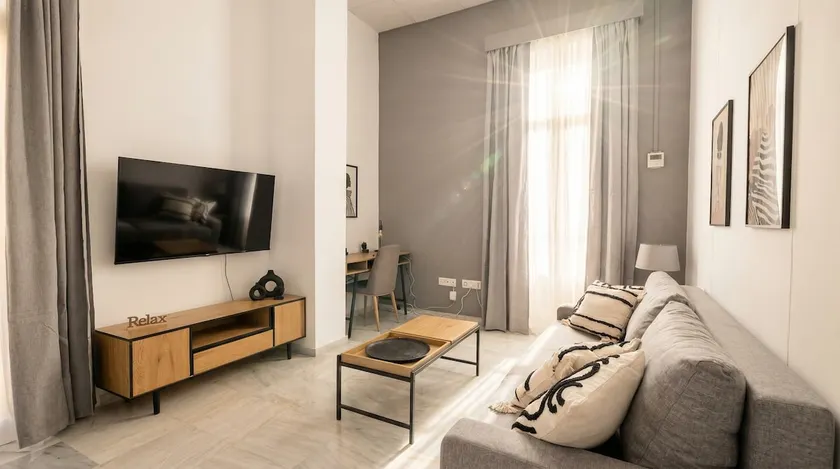 Brand-New 2BR Apt Near Center - FREE Parking - Image 1
