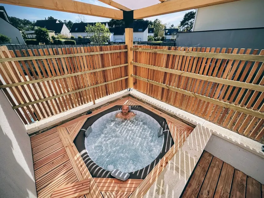 Sheltered Jacuzzi & beach 10 min away – ideal for families - Image 1