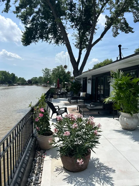 Riverfront Cottage King/2 Queen Walk to Down Town - Image 1