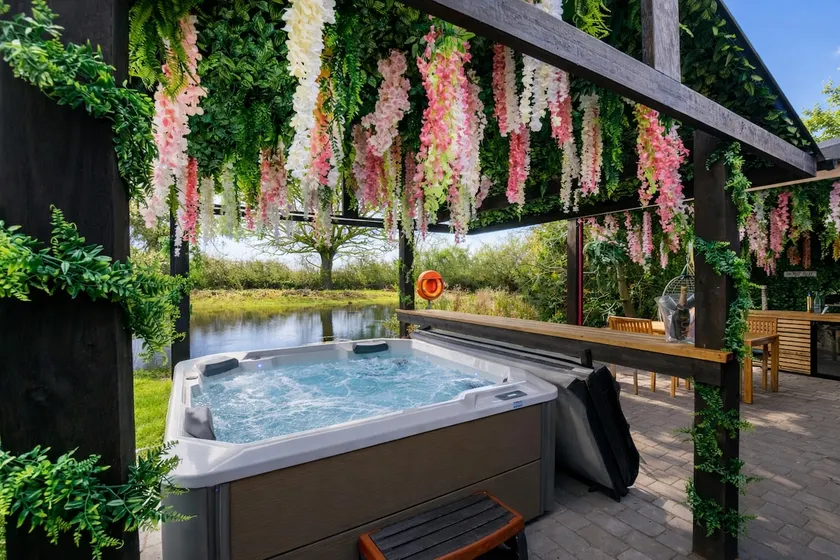 Rosewood Lodge With Hot Tub - Image 1
