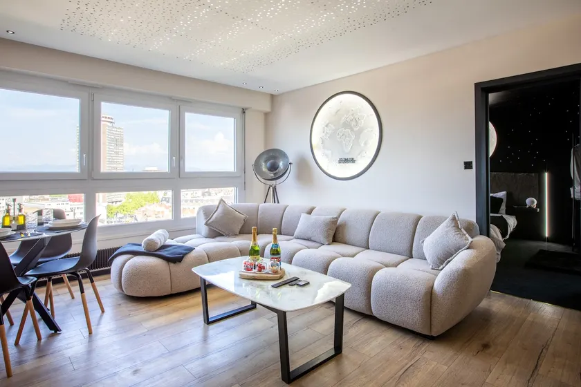 Luxury Suite & Spa • View of the Tour de l'Europe • Center - Image 1