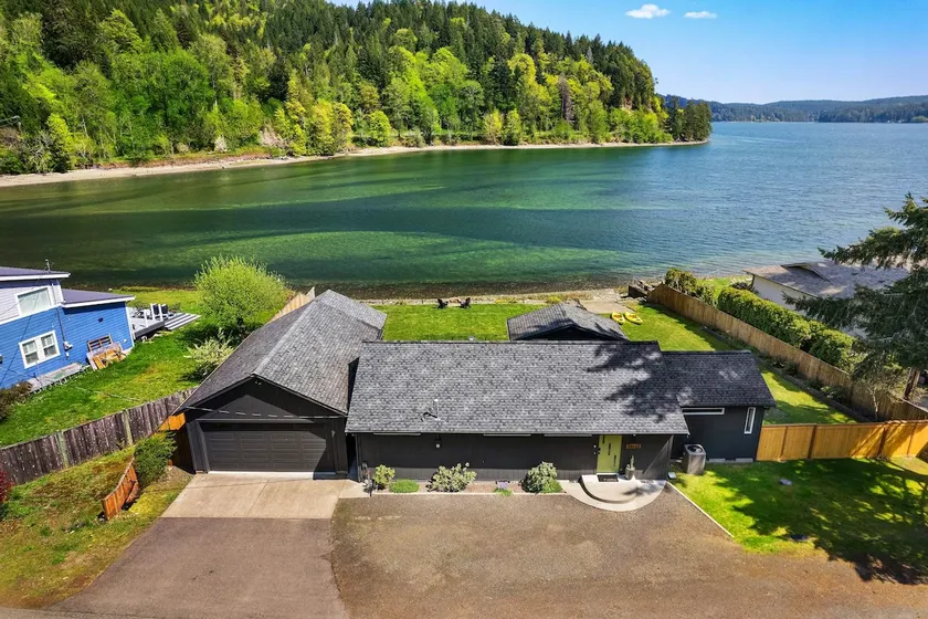 3BR waterfront home with patio & wildlife watching - Image 1