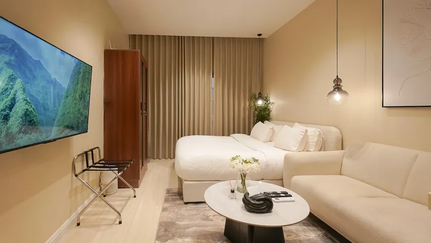 302 D, a hotel-style apartment in a prime location - Image 1