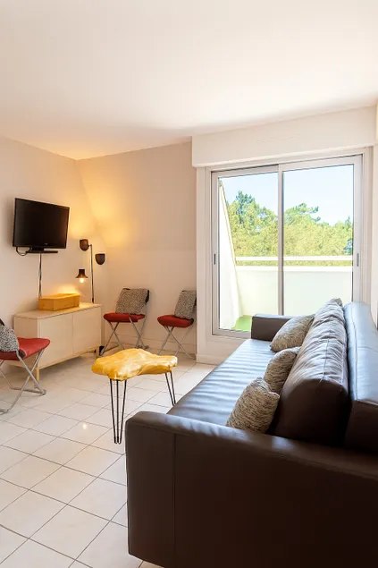 New cocoon between sea and countryside, sleeps 4, Parking - Image 1