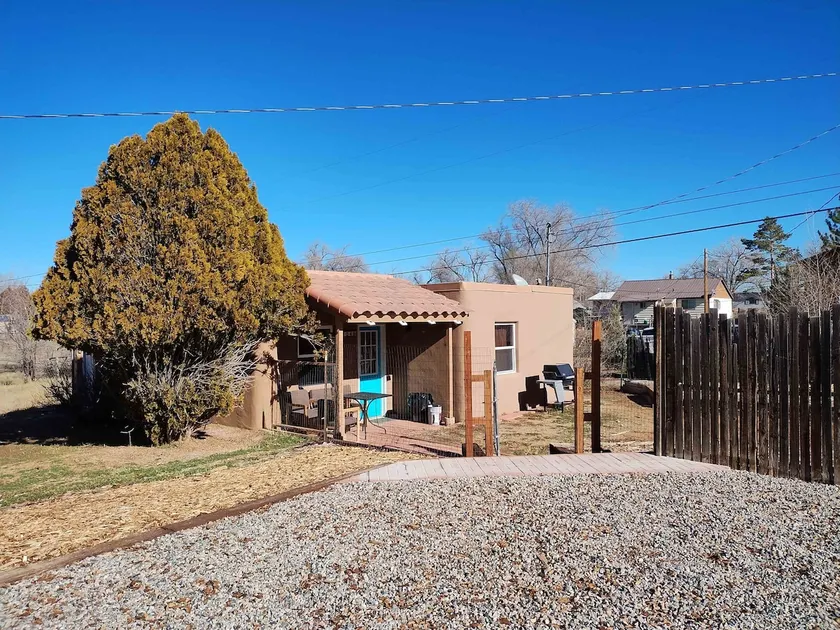 Beautiful adobe style house - Image 1