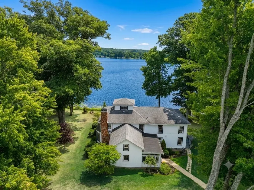 Kingfisher Cove: Lakefront home with sunrise views - Image 1