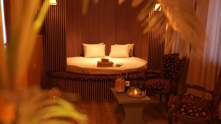 1+1 Suite with Jacuzzi and Built-in Bed - Image 1