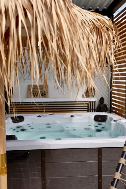 Luxury Escape – Jacuzzi & Outdoor in Besançon-Cras - Image 1