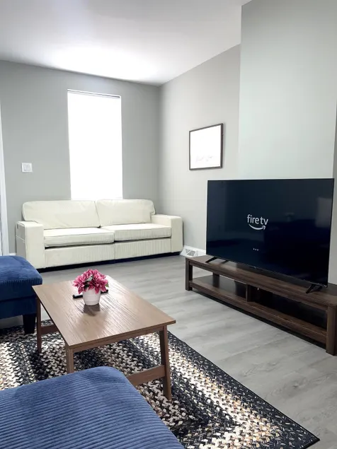 4 MIN DT NFL FRee Parking!/Prime Location!/Skyline - Image 1