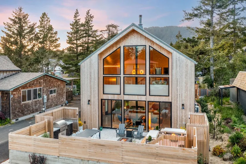 Sauna+ Patio+ Great Location | Manzanita Abbey - Image 1