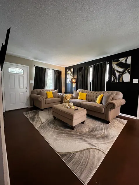 Modern Hilltop 2BR•Walkable to UALR - Image 1