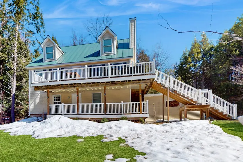 4BR house, hot tub, wrap around deck & fireplaces - Image 1