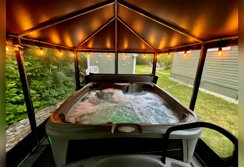 4 Season Cabin - screened in hot tub - Image 1