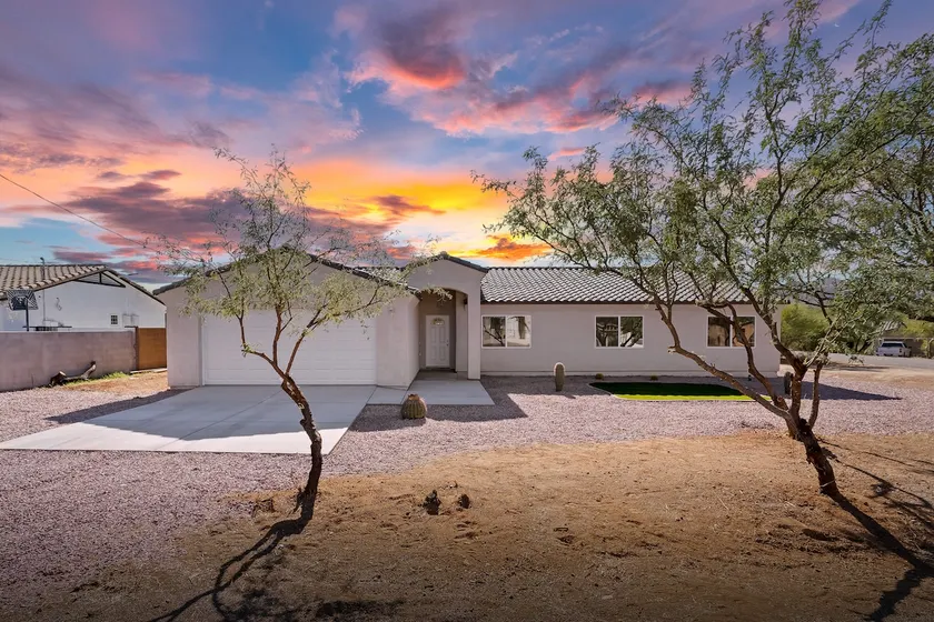 Large group getaway - 4 bed w/ updated appliances - Image 1