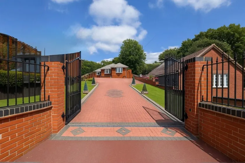 Luxury 5-bed Bungalow, Hot Tub, Games & Gated Parking - Image 1