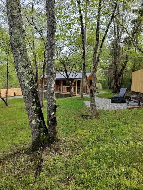 Tiny log cabin with hot tub-pet friendly-gas grill - Image 1