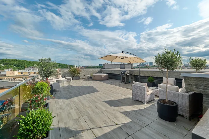 Luxury rooftop jacuzzi | AC | near center +parking - Image 1