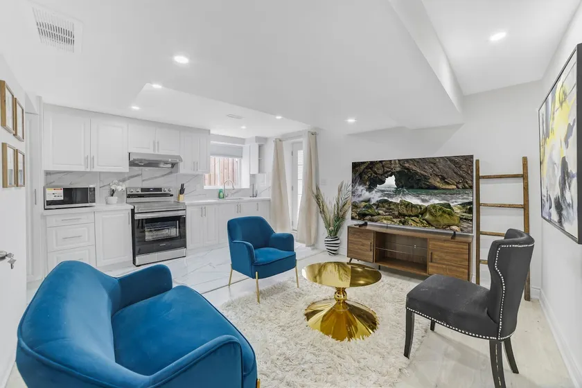 Chic & Cozy 2-Bedroom Suite - Image 1