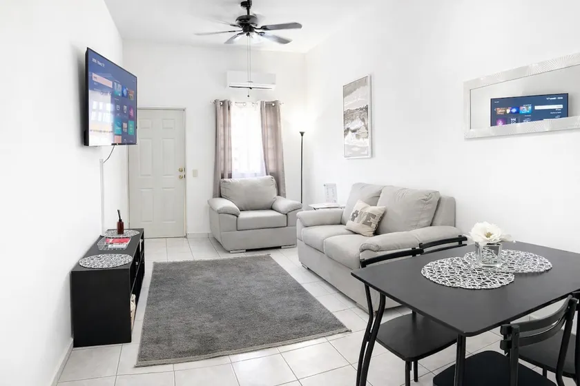 Downtown apartment with 2 king beds + private parking - Image 1