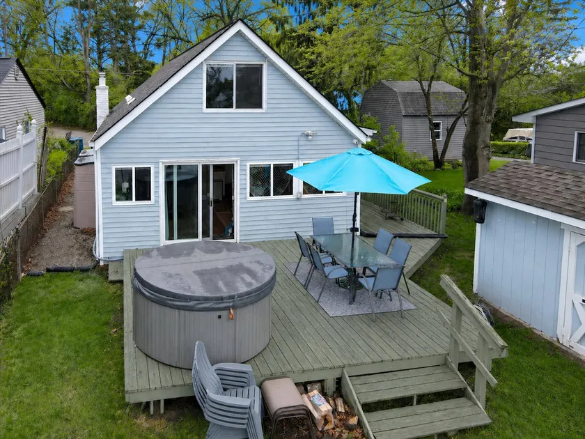 9BD Lake Front Cottage w/ Hot Tub & Pontoon Option - Image 1