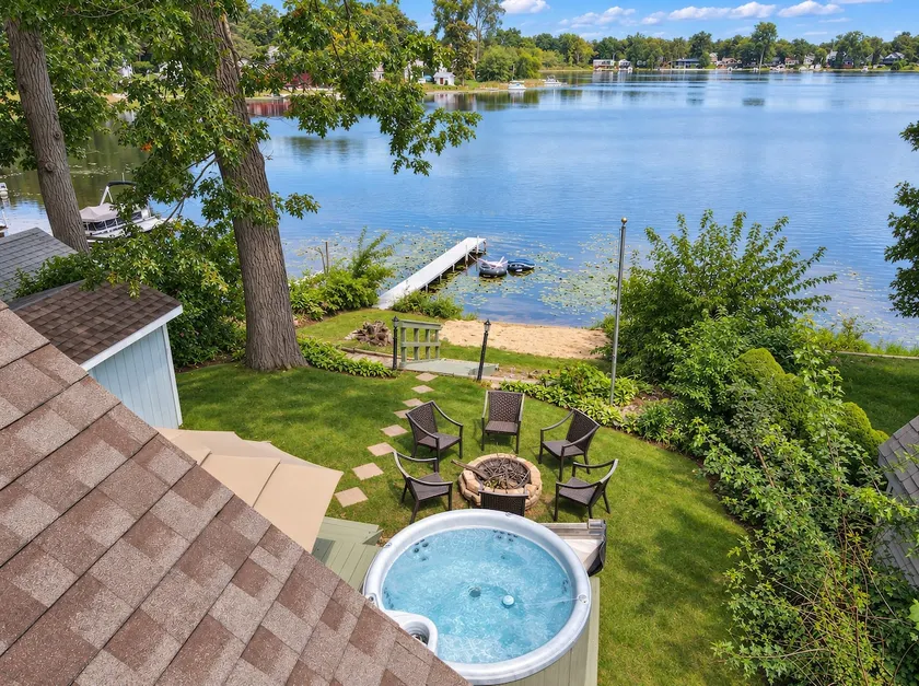 4-Bedroom Lake Front Cottage w/ Hot Tub & Kayaks - Image 1